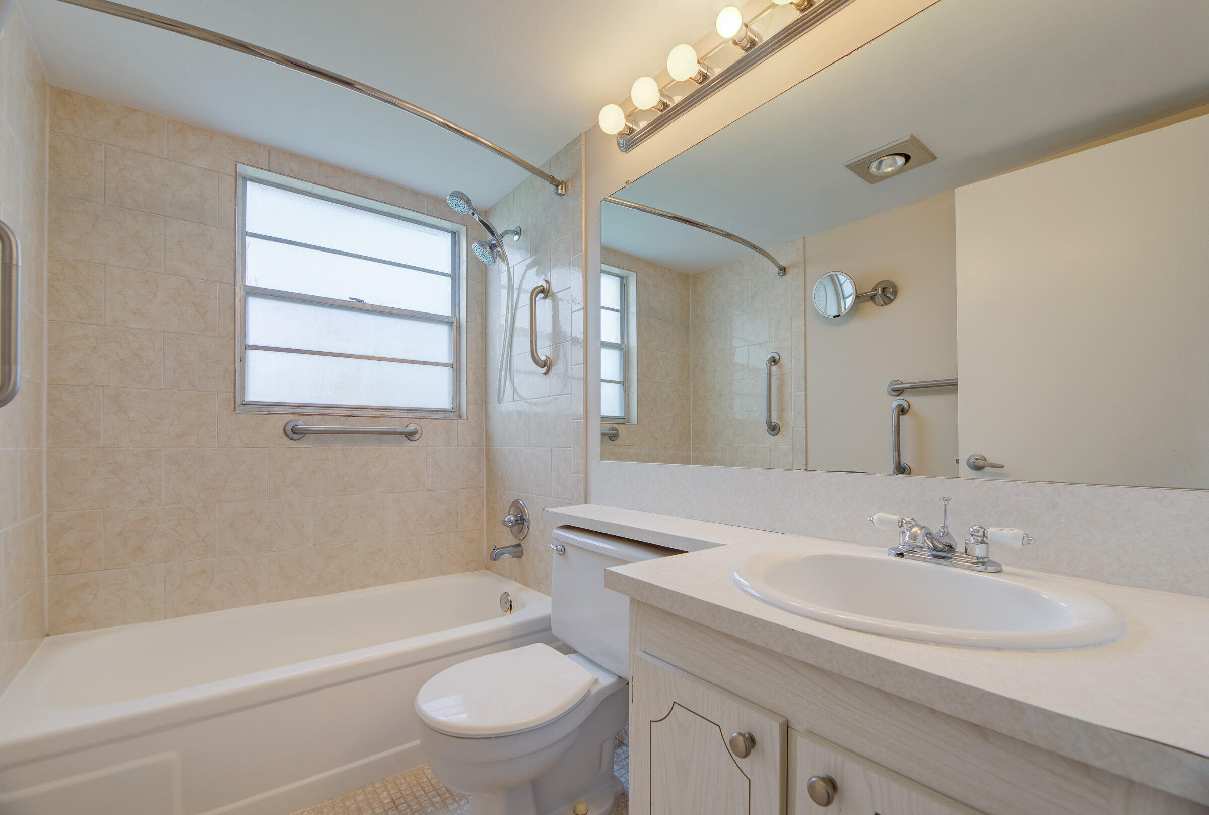 402 Fanshaw J Boca Raton, FL 33434 - Photo 8 of 18 Full Bathroom