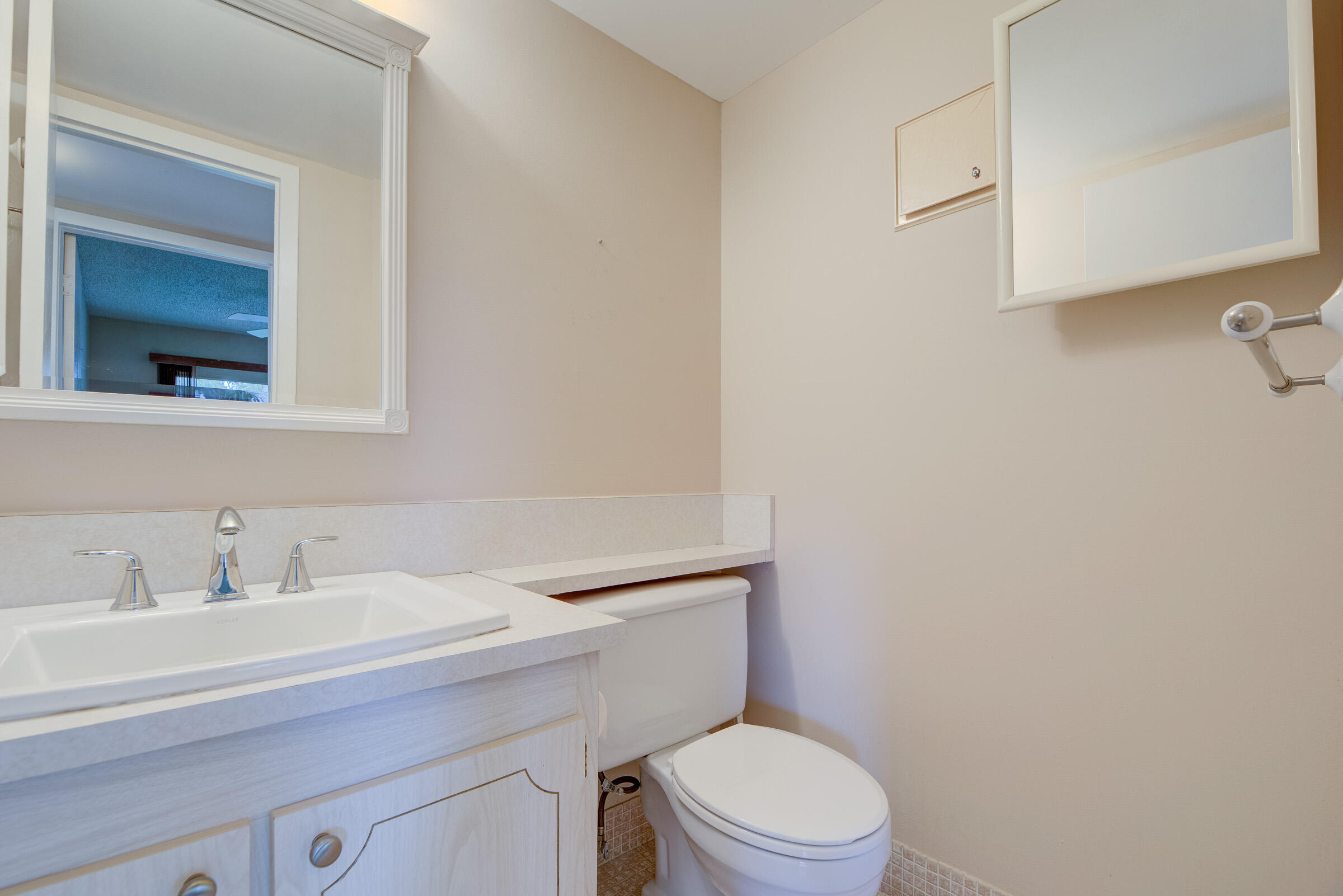 402 Fanshaw J Boca Raton, FL 33434 - Photo 9 of 18 Half Bathroom