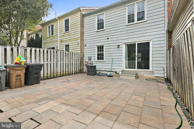 a view of a house with backyard