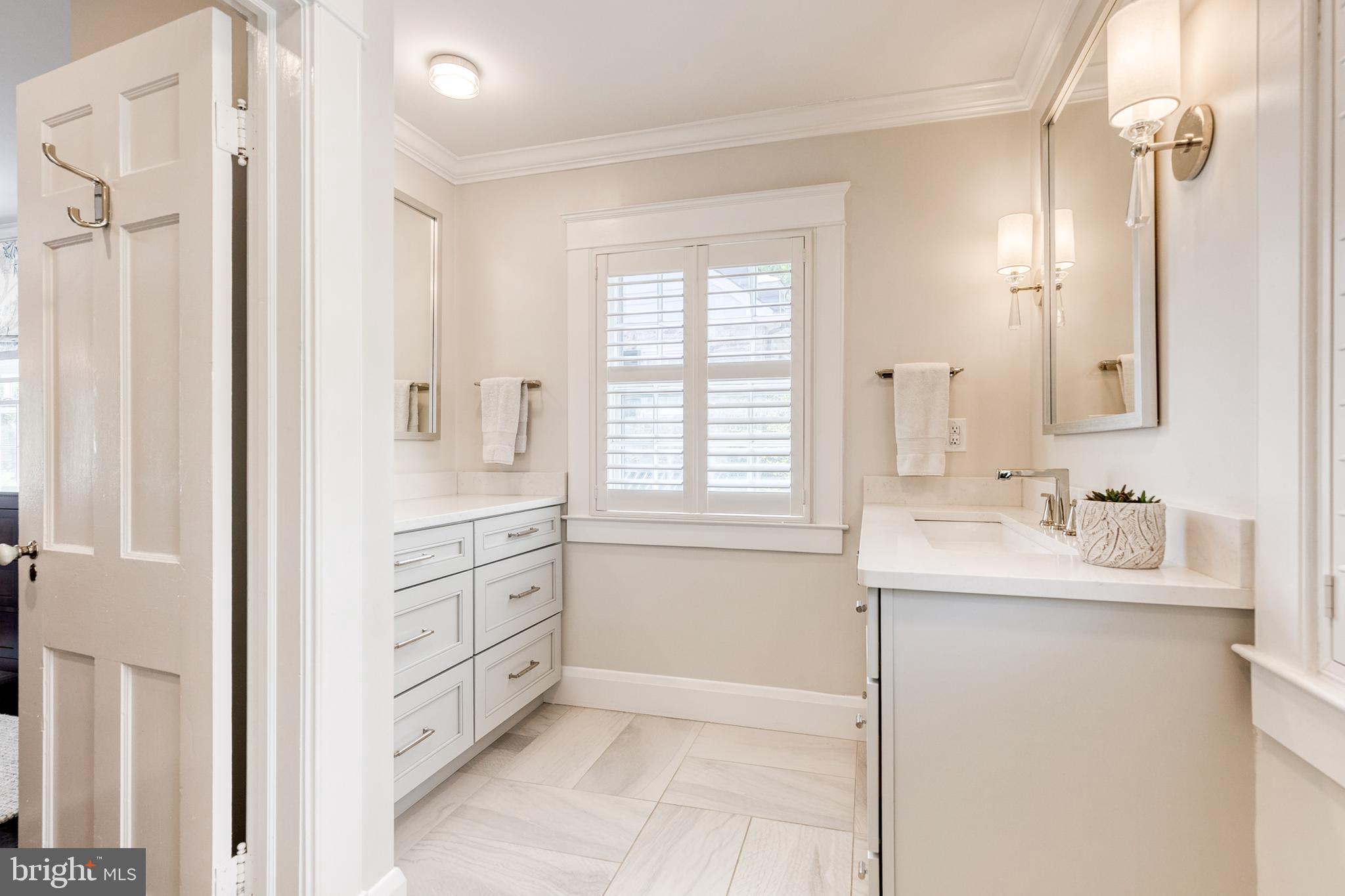 225 Tunbridge Road Baltimore, MD 21212 - Photo 41 of 65 a bathroom with a double vanity sink a mirror and a bathtub