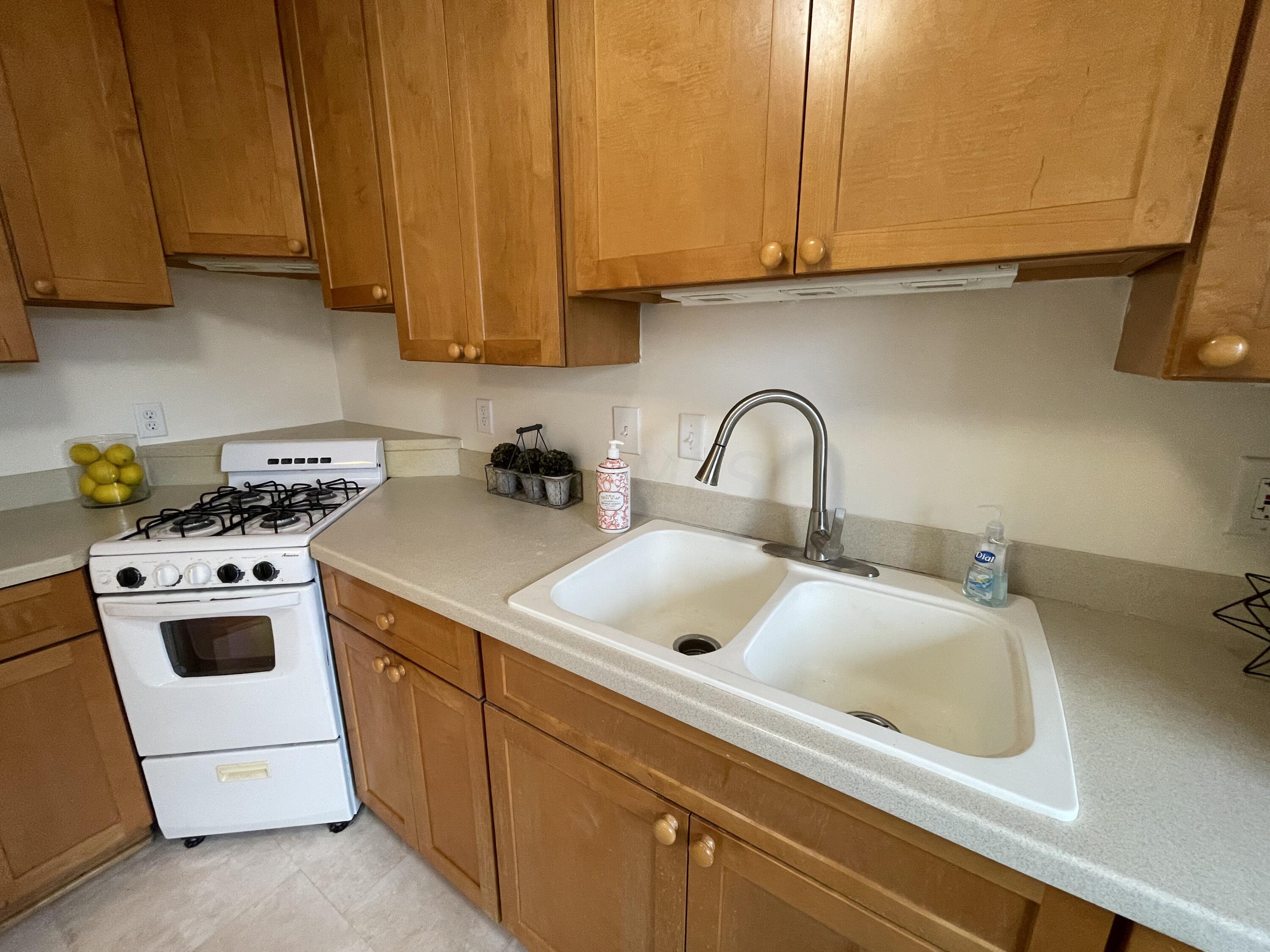 2126 Harwitch Road, Unit D Columbus, OH 43221 - Photo 9 of 26 IMG_5689