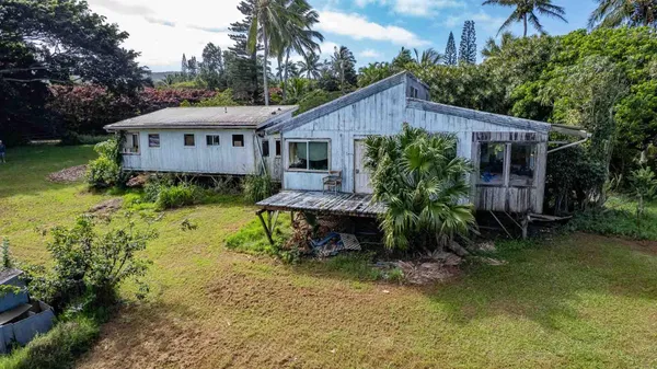 a view of a house with backyard