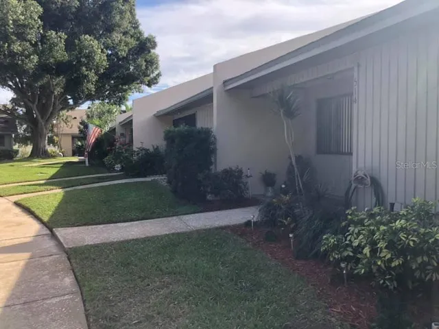 a view of a house with a yard