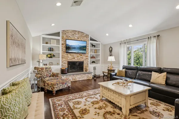 $975,000 | 11 Palmer Drive, Sayville, NY 11782