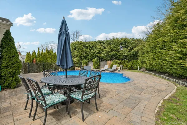 $975,000 | 11 Palmer Drive, Sayville, NY 11782