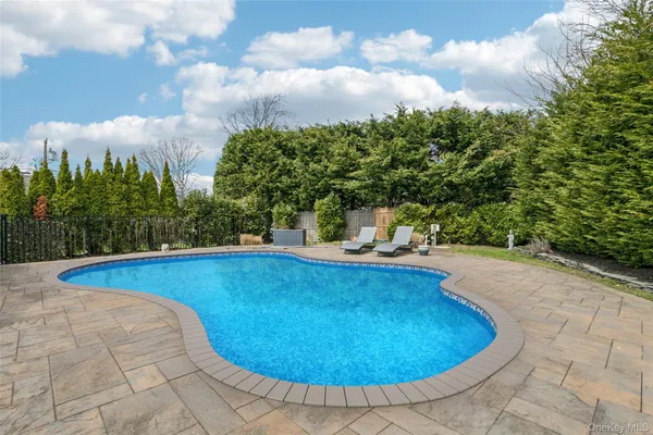 $975,000 | 11 Palmer Drive, Sayville, NY 11782