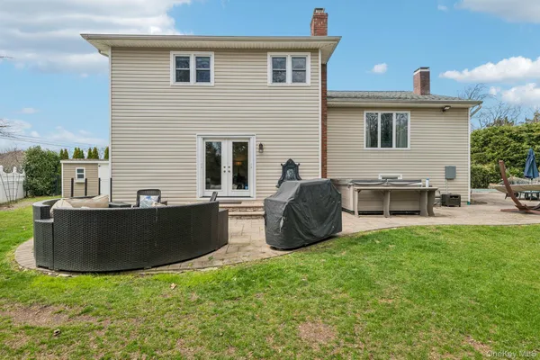 $975,000 | 11 Palmer Drive, Sayville, NY 11782