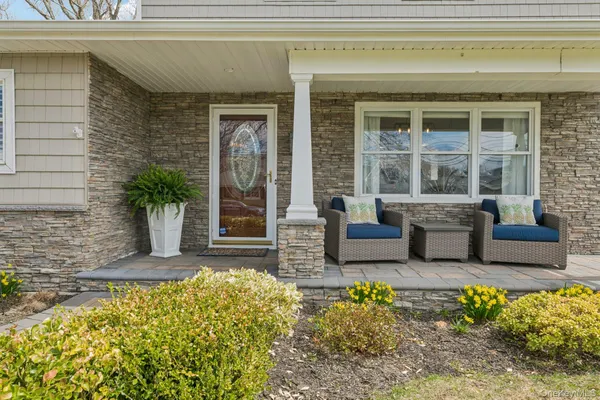 $975,000 | 11 Palmer Drive, Sayville, NY 11782