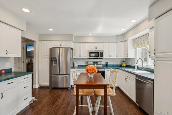 $975,000 | 11 Palmer Drive, Sayville, NY 11782
