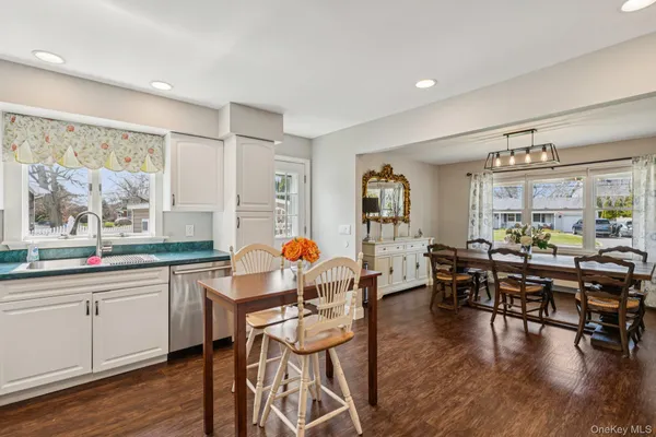 $975,000 | 11 Palmer Drive, Sayville, NY 11782
