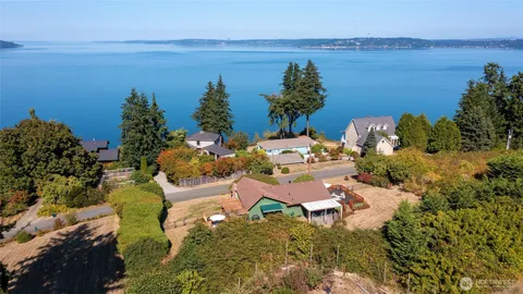 a view of a backyard with plants and outdoor seating