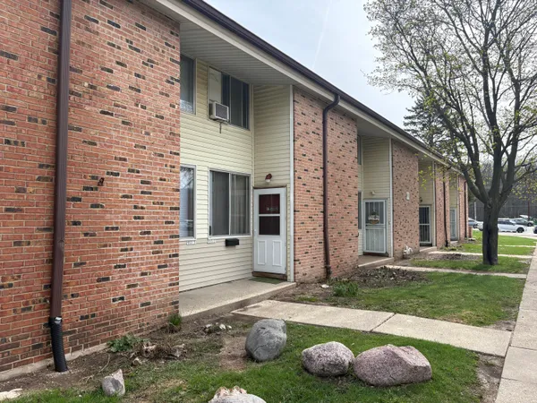 $72,900 | 8931 North Swan Road, Unit B, Milwaukee, WI 53224