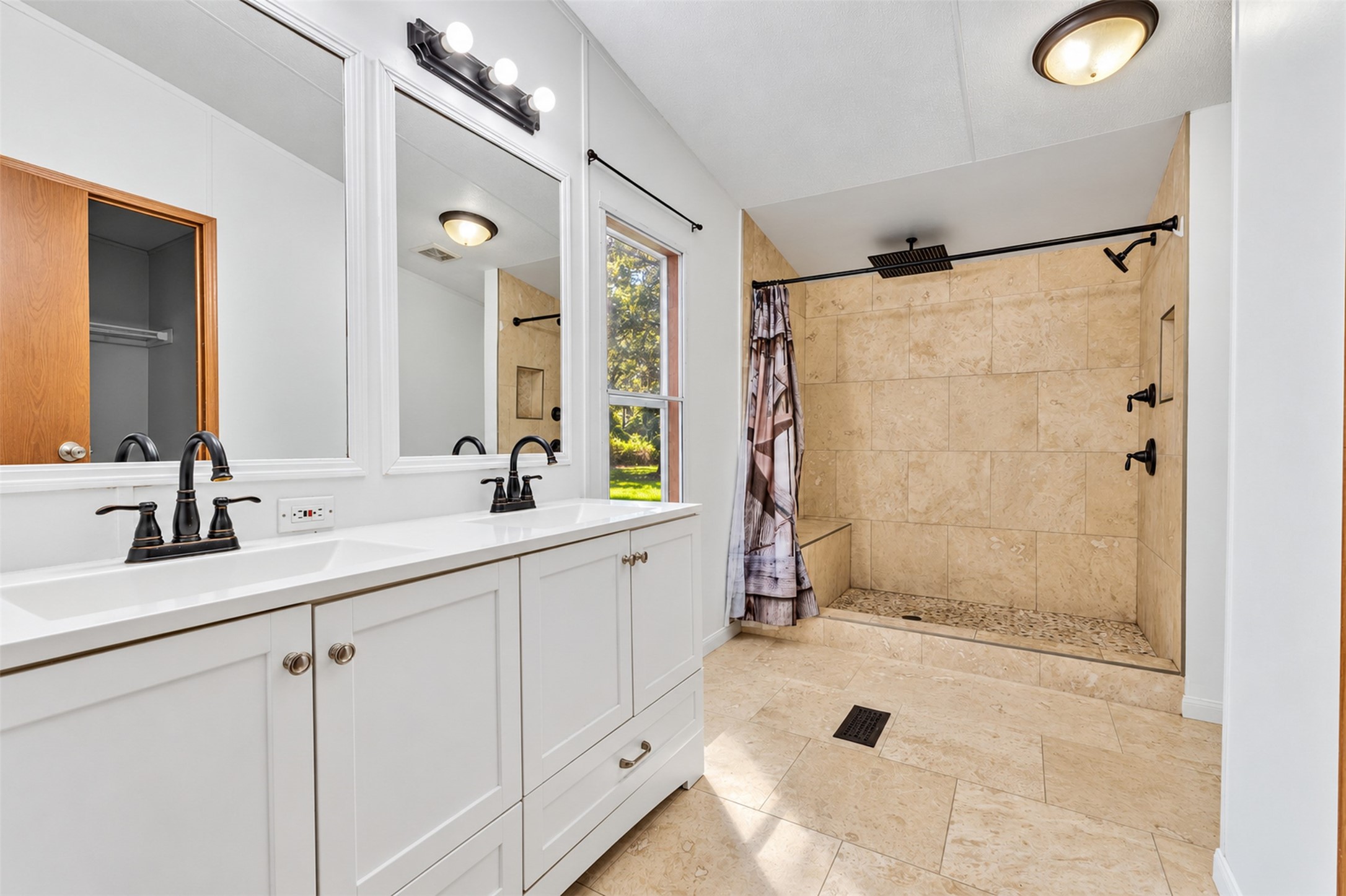 2009 Holder Rambo Drive Huffman, TX 77336 - Photo 22 of 31 Primary bath with double sinks