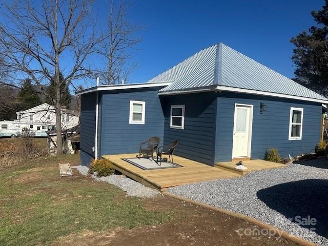 1224 Phillipsville Loop Canton, NC 28716 - Photo 2 of 22 a backyard of a house with yard and outdoor seating