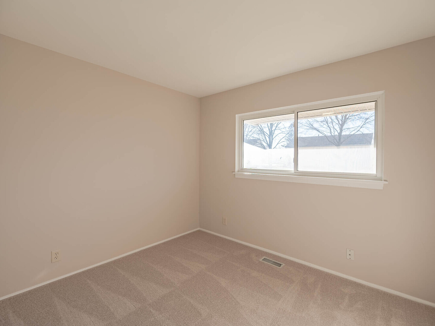 724 Surrey Drive Streamwood, IL 60107 - Photo 8 of 14 an empty room with a window
