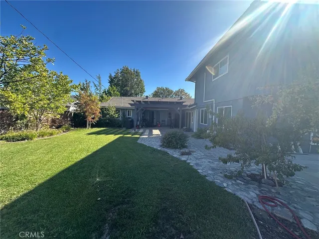 a view of a back yard