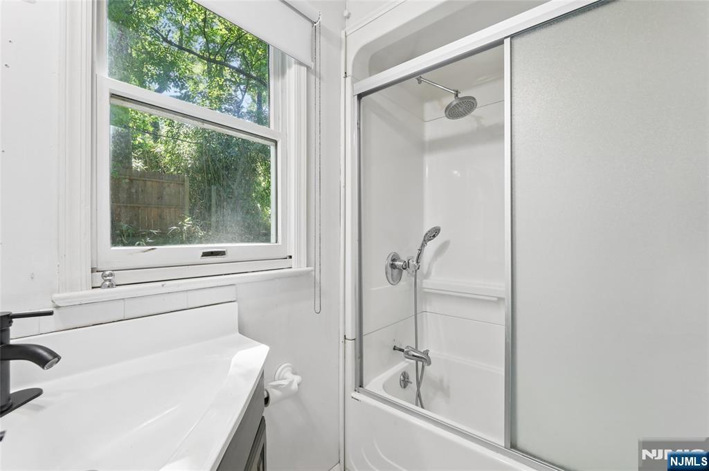 796 Old New Bridge Road Teaneck, NJ 07666 - Photo 27 of 38
