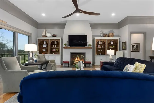 $1,095,000 | 10439 North St Clair Avenue, Kansas City, MO 64154