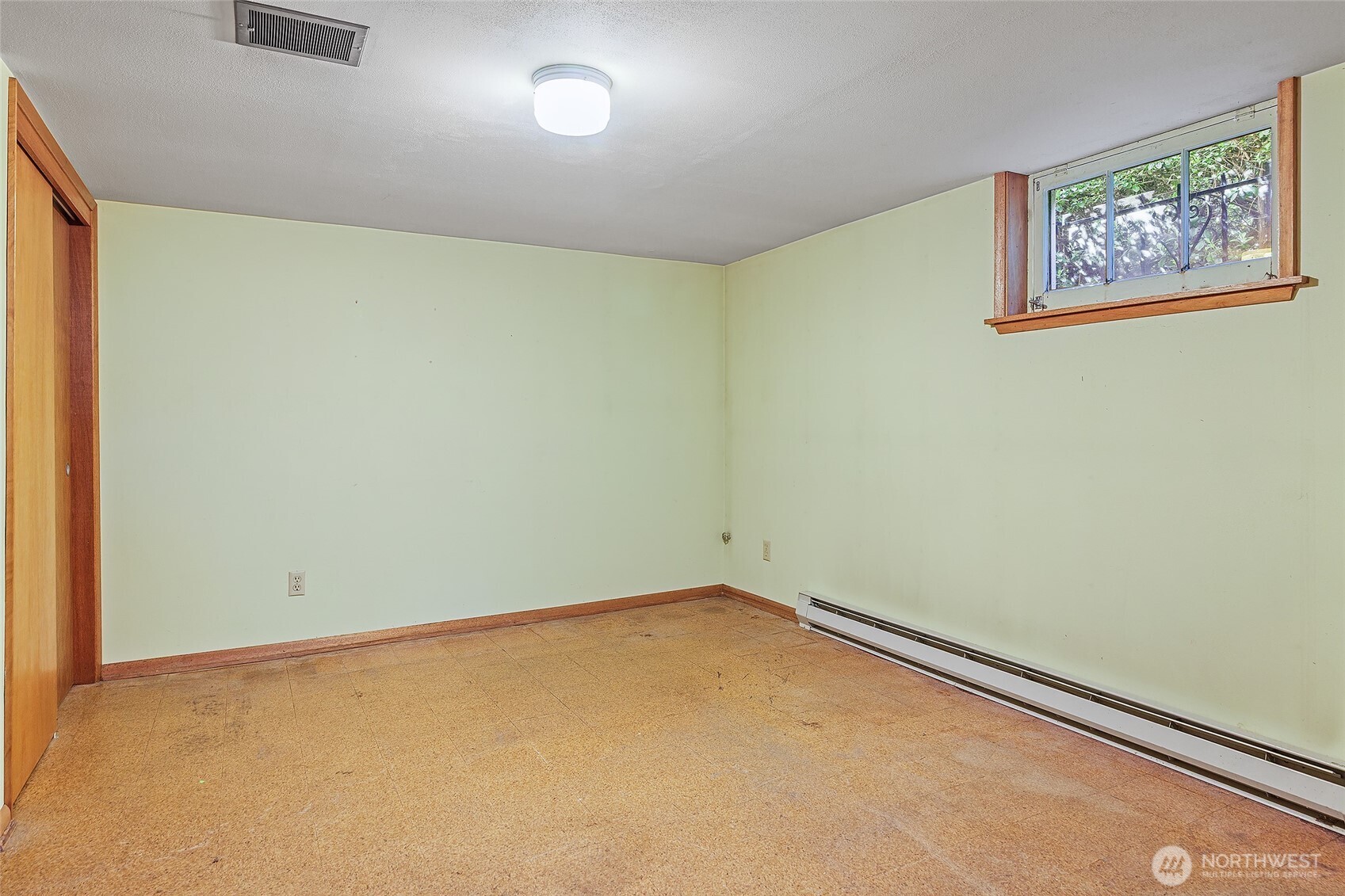4437 47th Avenue Southwest Seattle, WA 98116 - Photo 30 of 39 an empty room with a window