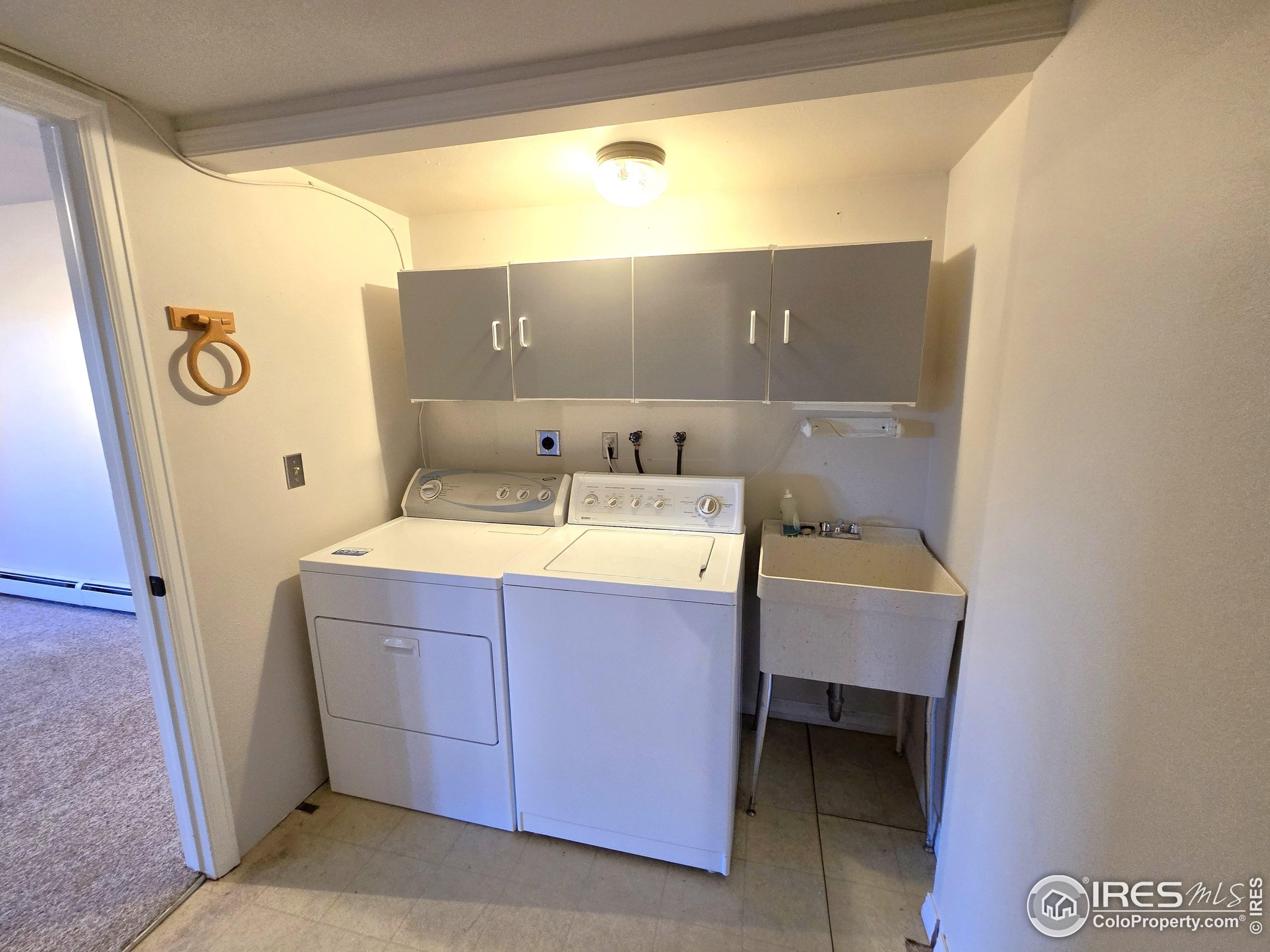 76 Pine Tree Lane Boulder, CO 80304 - Photo 32 of 49 a bathroom with a sink a mirror and a bath tub