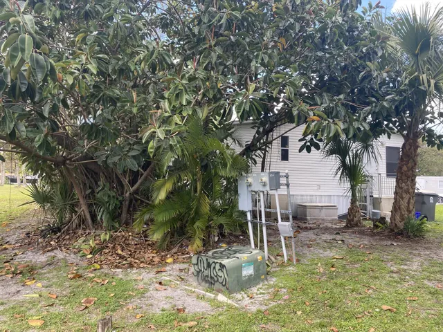 a view of a house with backyard