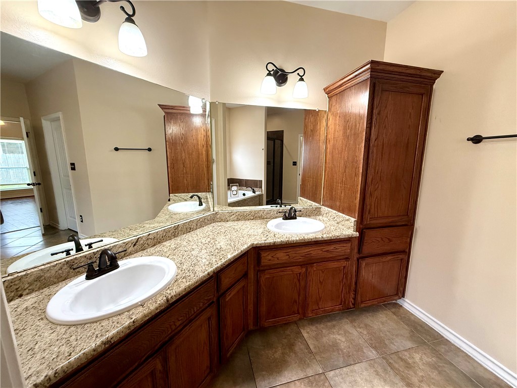 8317 Pocono Circle Corpus Christi, TX 78414 - Photo 24 of 29 Ensuite Bathroom