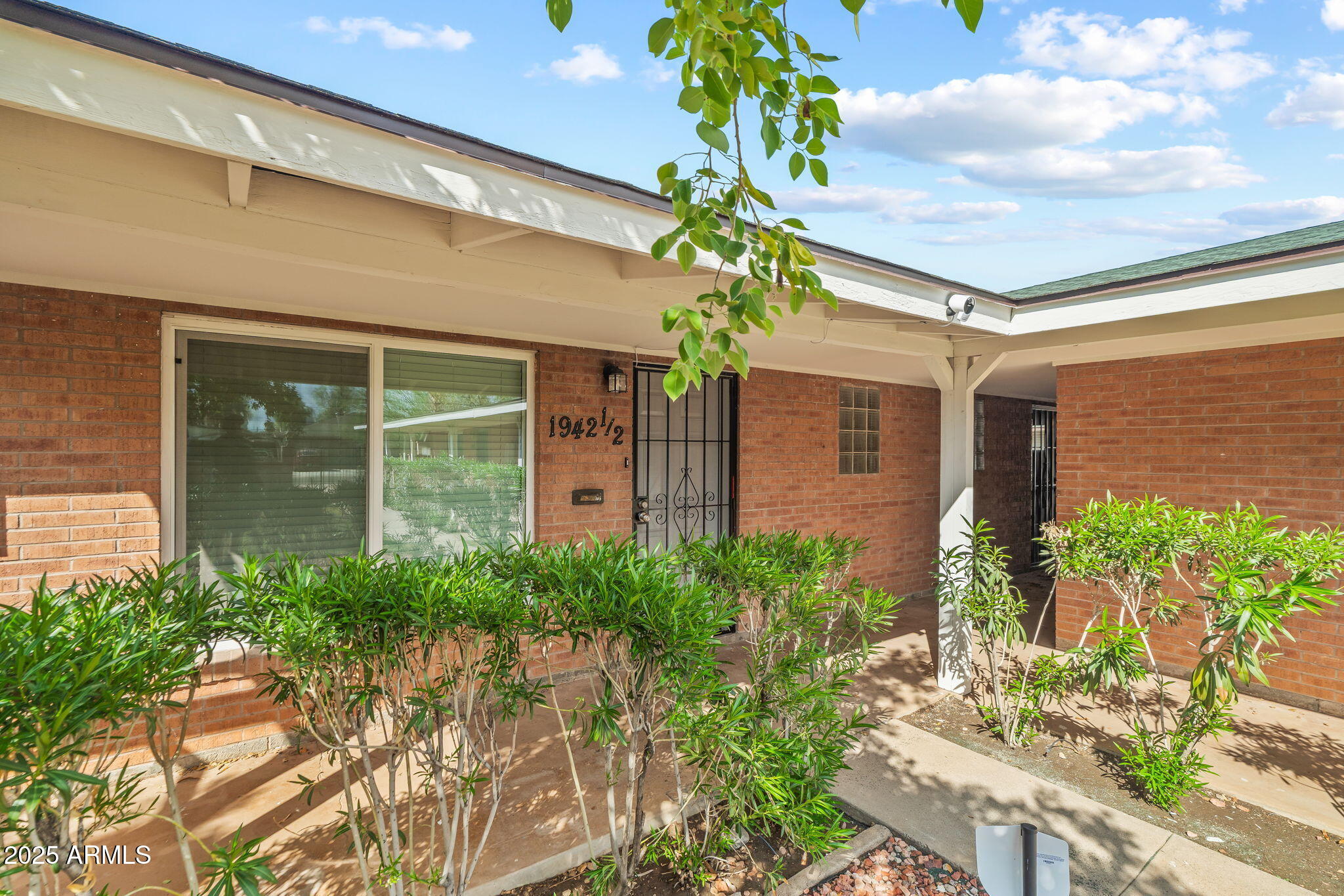 1940 West Amelia Avenue, Unit 1942 5 Phoenix, AZ 85015 - Photo 5 of 18 a vase of flowers sitting in front of a house