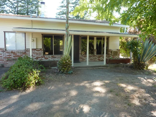 a view of a house with backyard