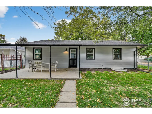 a view of a house with backyard and garden