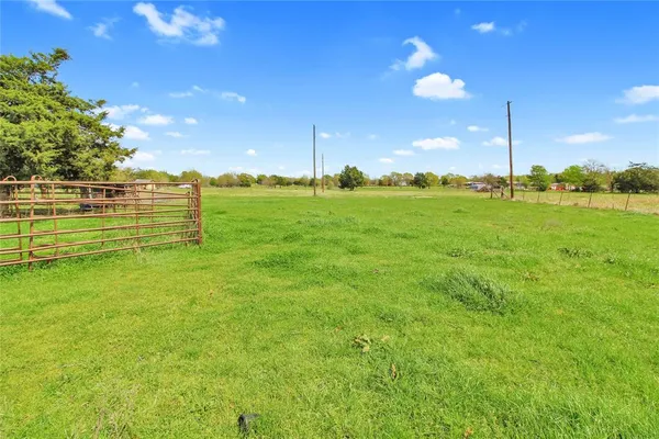 a view of a yard with a house