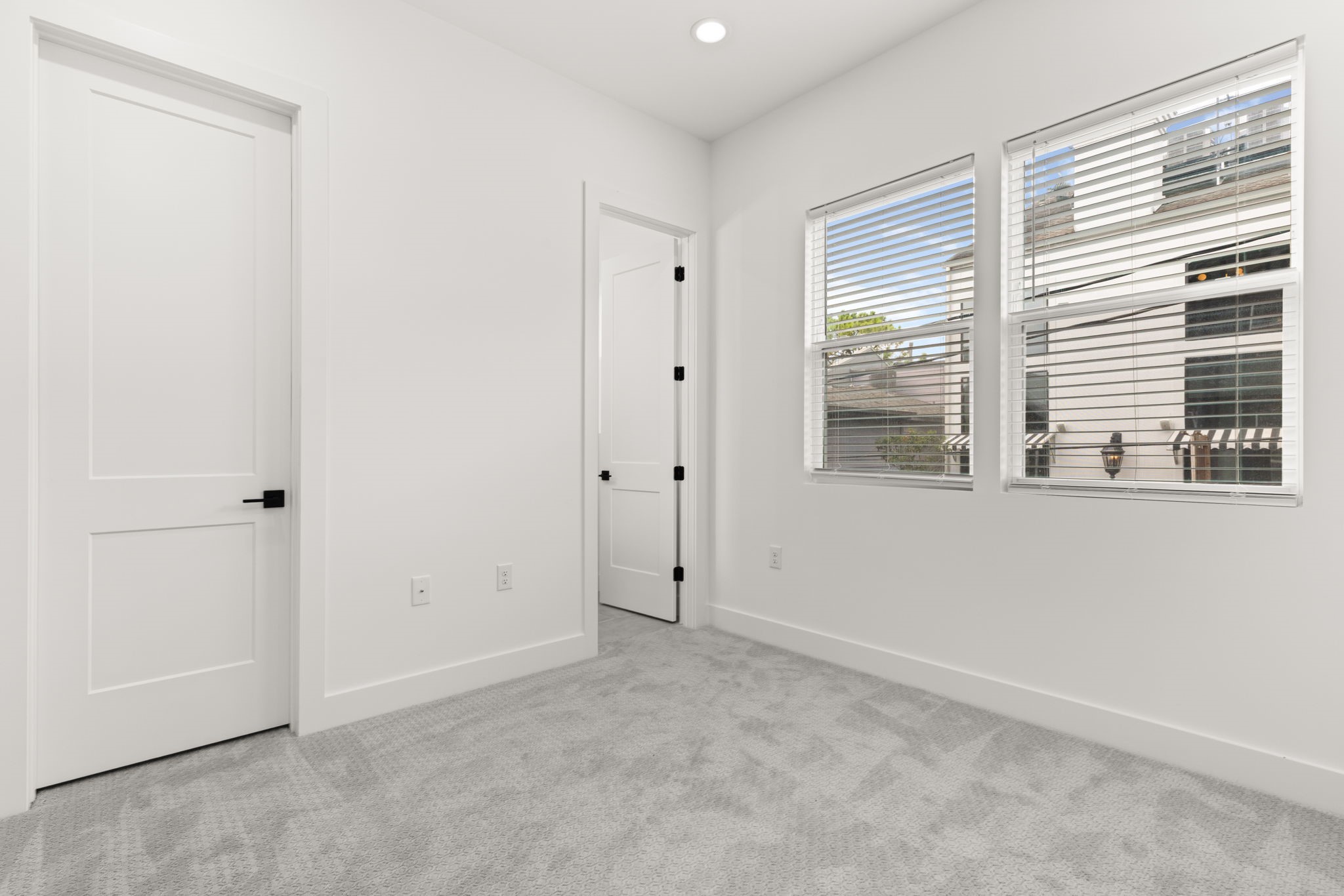 6209 Westcott Street Houston, TX 77007 - Photo 13 of 29 2nd floor - Spacious secondary bedroom with large windows, closet to the left, and private full bath to the right.
