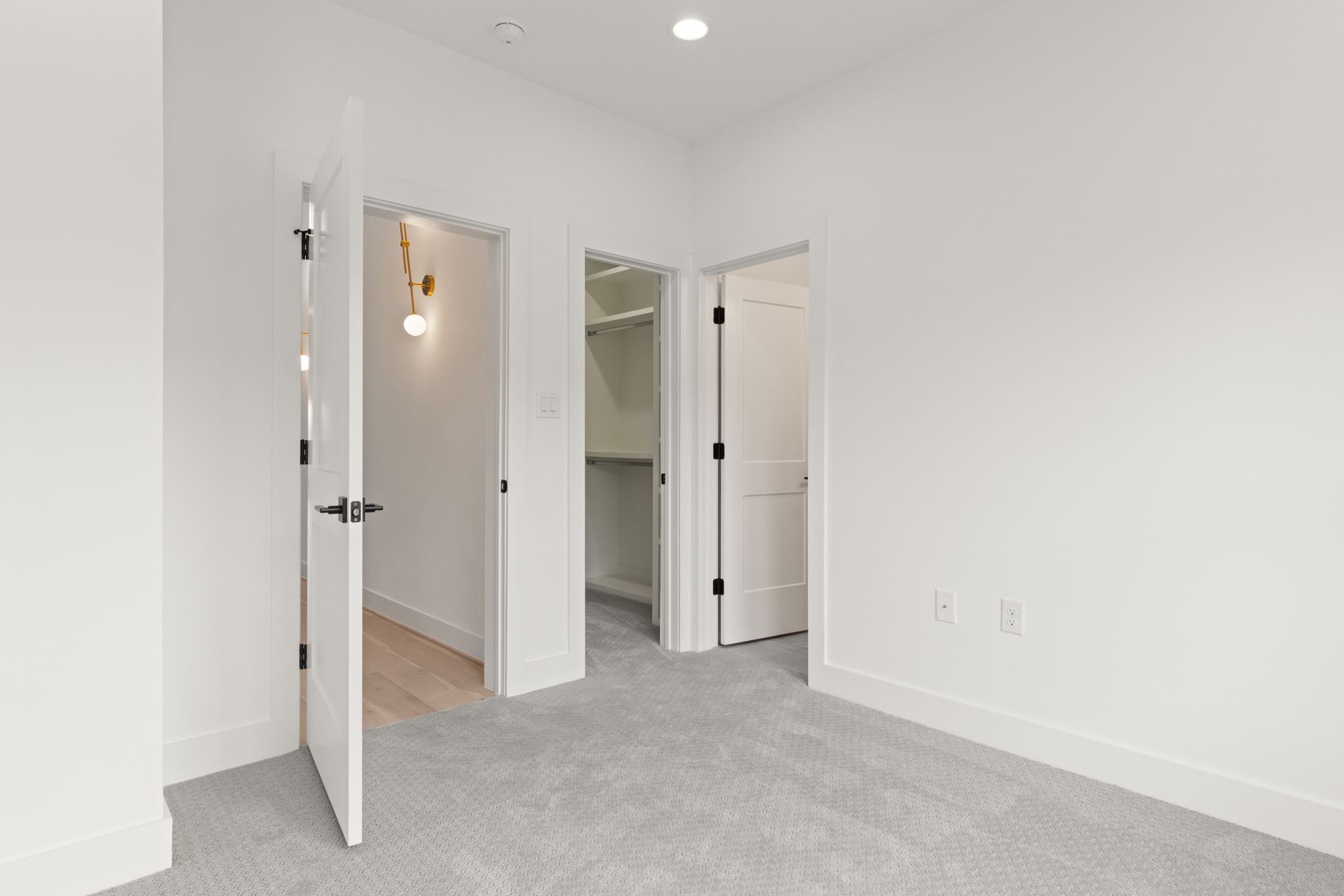 6209 Westcott Street Houston, TX 77007 - Photo 19 of 29 Third-floor secondary bedroom #2 with plush carpet, walk-in closet, and private full bath access.