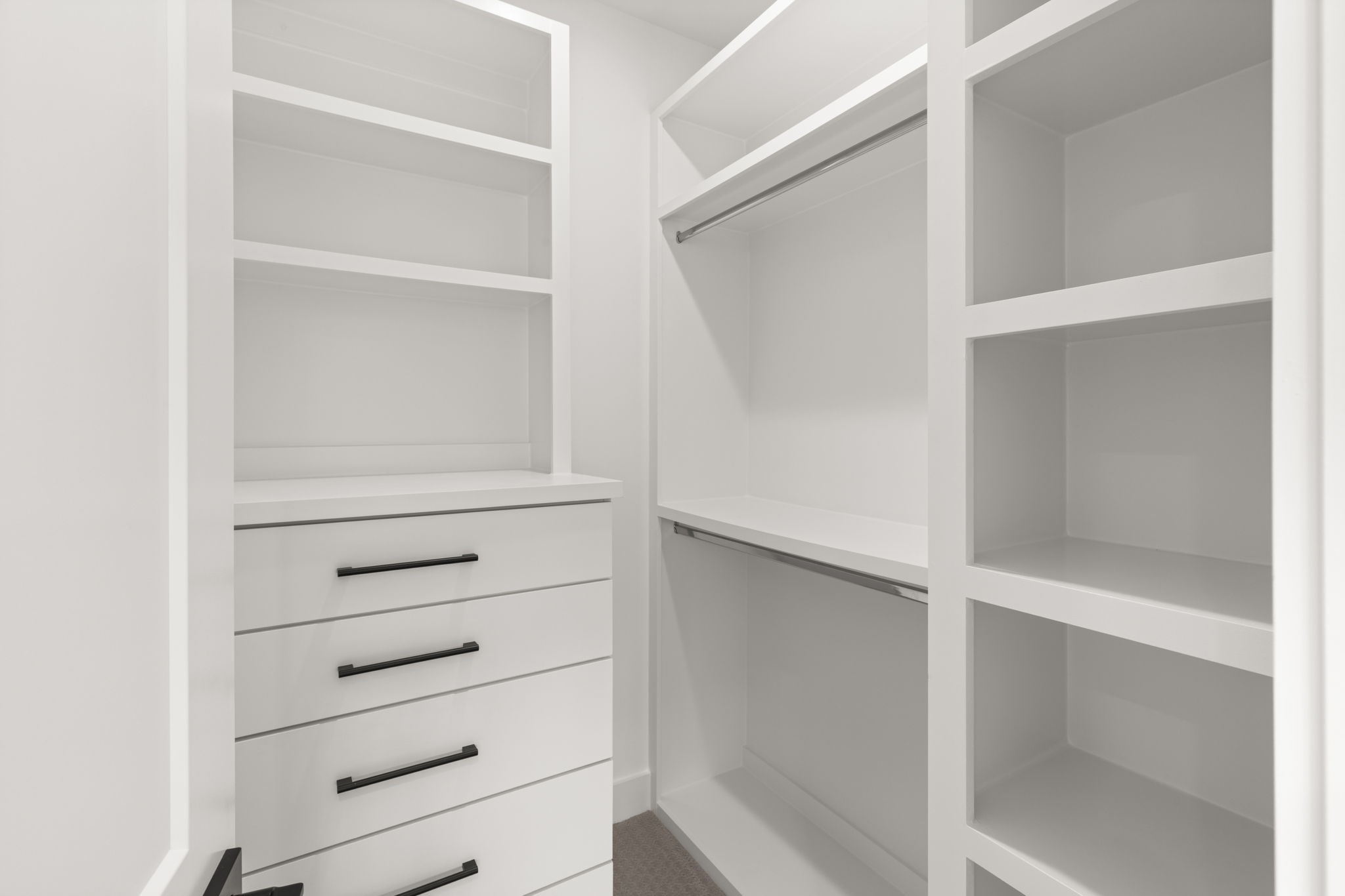 6209 Westcott Street Houston, TX 77007 - Photo 21 of 29 Well-appointed secondary bedroom closet with built-in drawers, shelving, and ample hanging space.