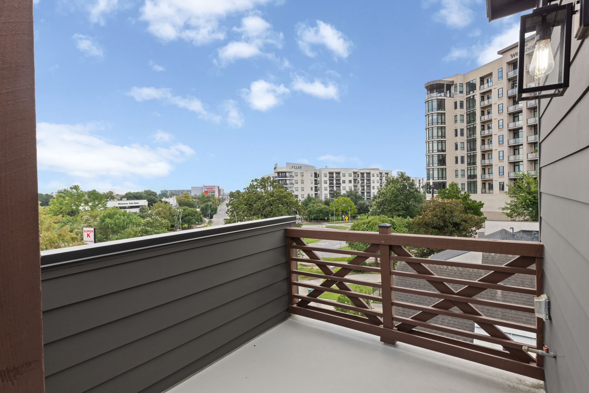 6209 Westcott Street Houston, TX 77007 - Photo 24 of 29 Private rooftop terrace with open city views, perfect for outdoor entertaining and relaxation.