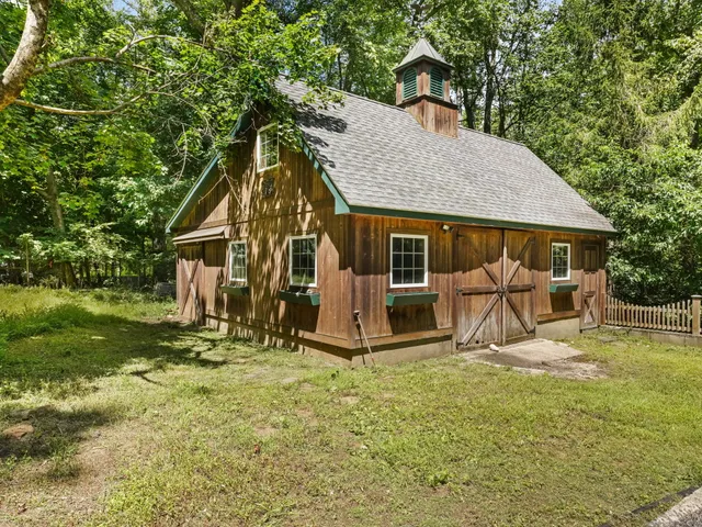 $1,050,000 | 17 Huckleberry Lane, Weston, CT 06883