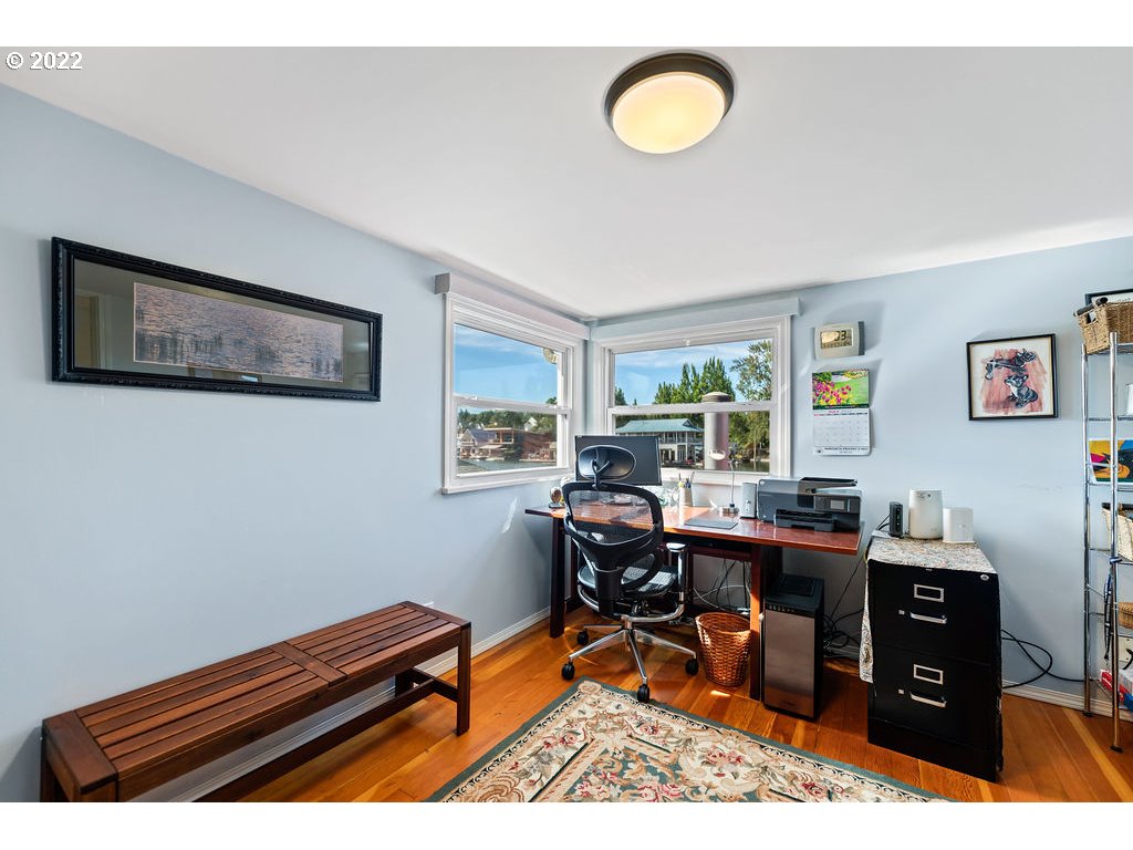 205 North Bridgeton Road, Unit W09 Portland, OR 97217 - Photo 20 of 32 a workspace with furniture