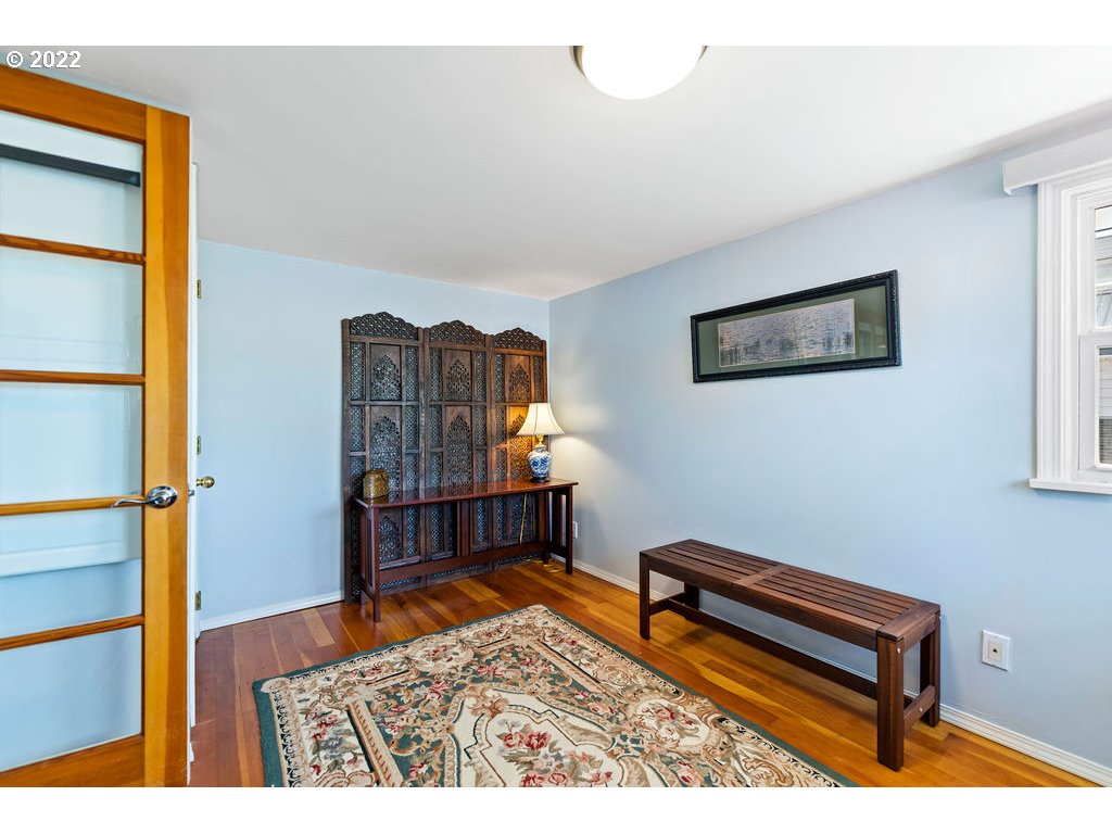205 North Bridgeton Road, Unit W09 Portland, OR 97217 - Photo 21 of 32 a bedroom with furniture and a rug