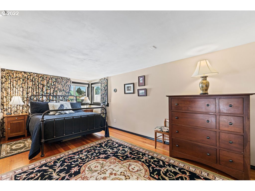 205 North Bridgeton Road, Unit W09 Portland, OR 97217 - Photo 22 of 32 a living room with furniture and a rug