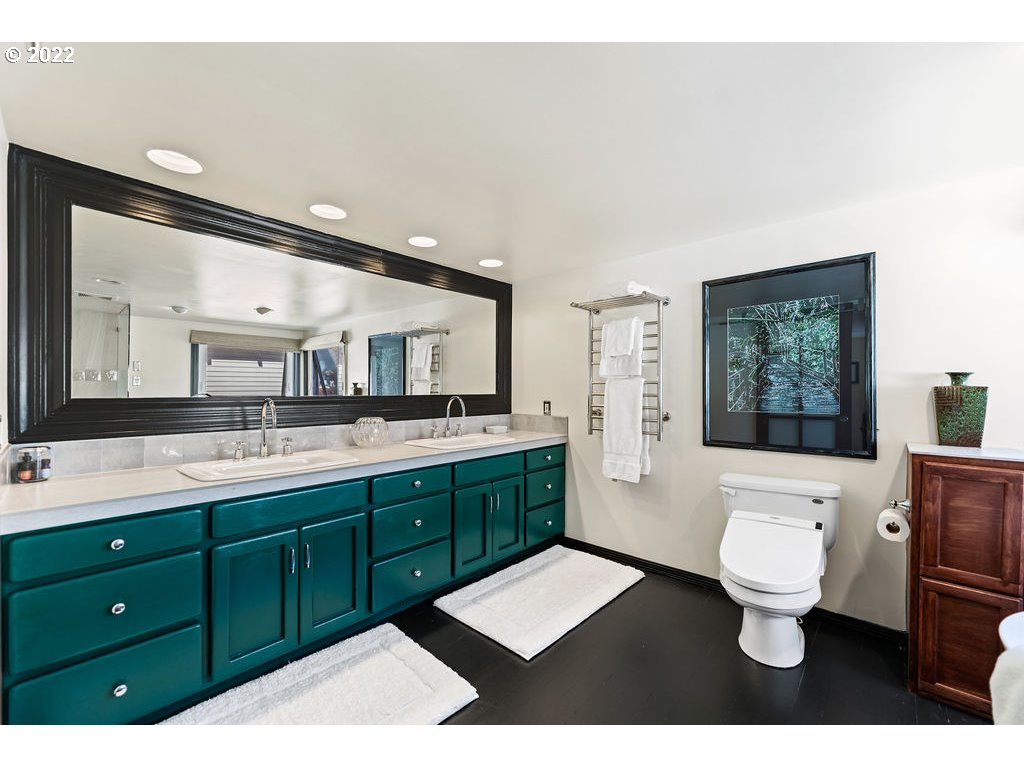 205 North Bridgeton Road, Unit W09 Portland, OR 97217 - Photo 24 of 32 a bathroom with a toilet a sink a mirror a bathtub and shower
