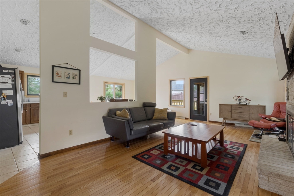 8 Hickory Hill Road Wakefield, MA 01880 - Photo 4 of 37 Gallery Image 4