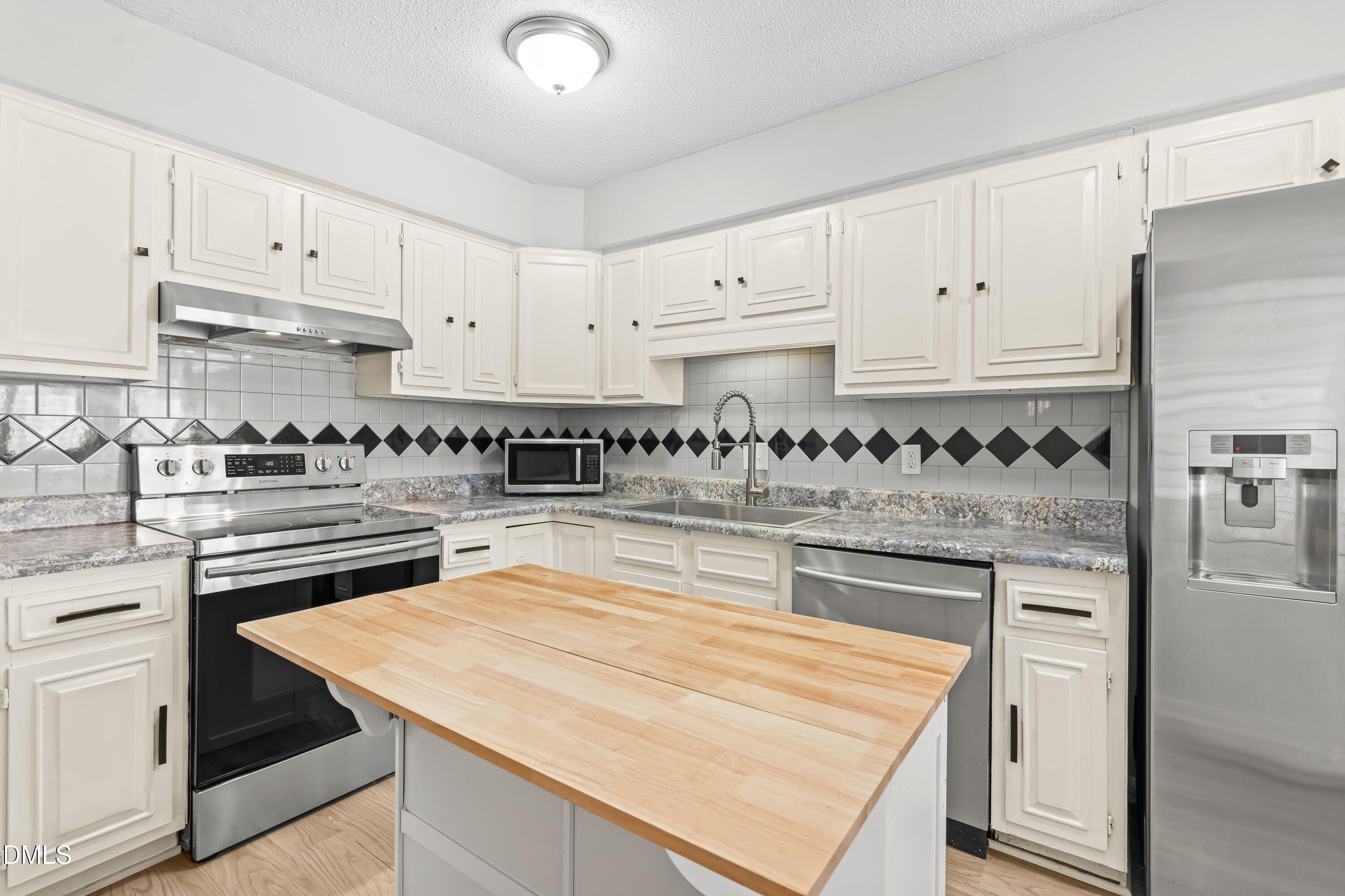 7163 Sandy Creek Drive Raleigh, NC 27615 - Photo 5 of 30 DSC02952