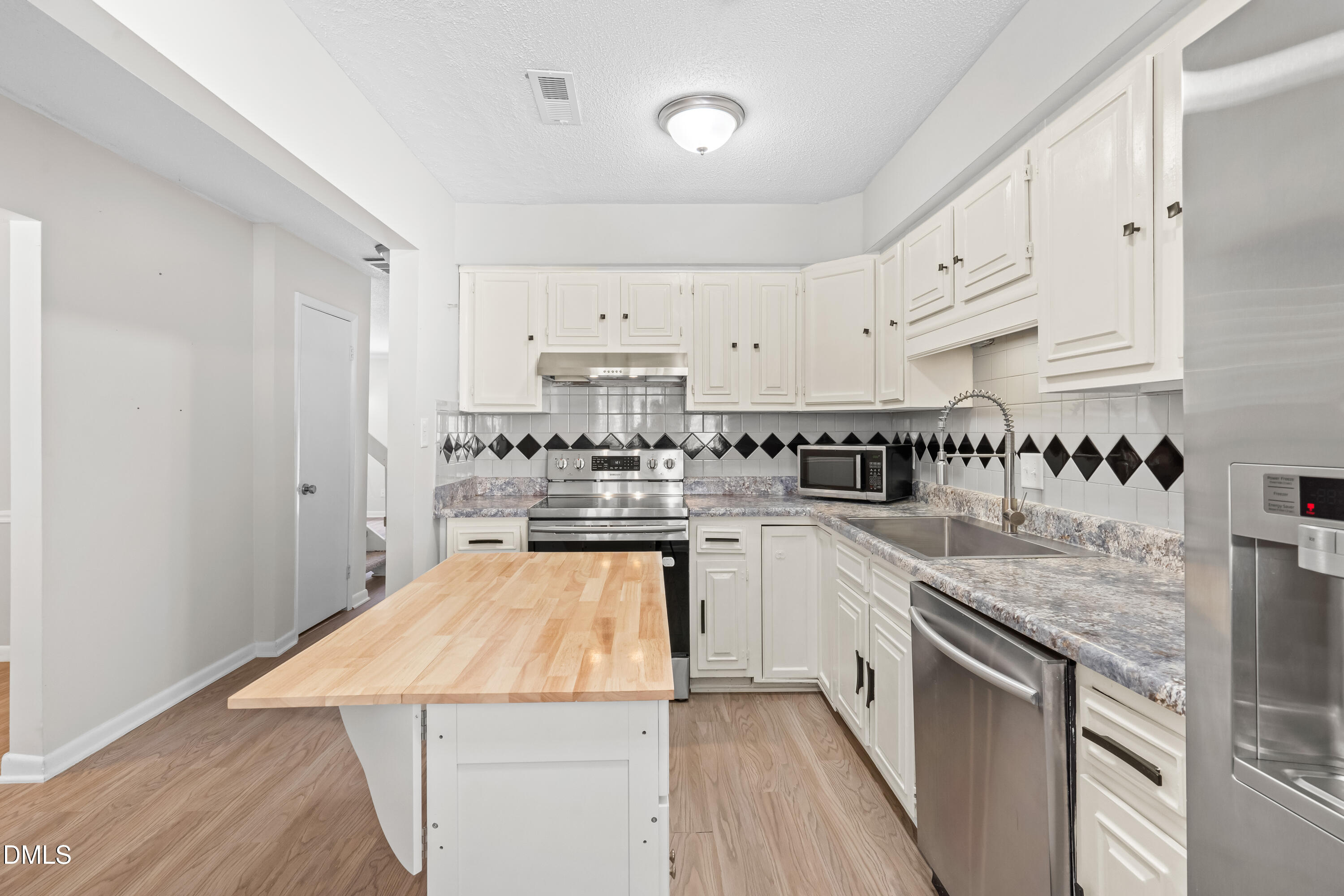 7163 Sandy Creek Drive Raleigh, NC 27615 - Photo 8 of 30 DSC02961