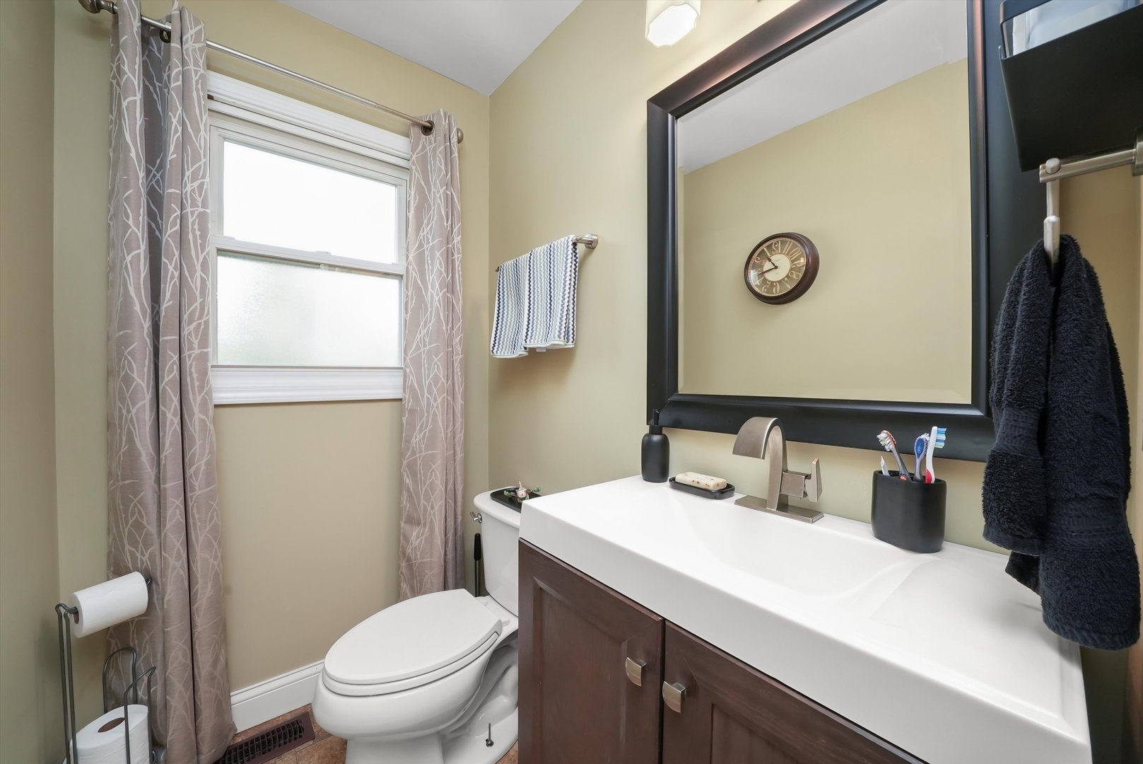 836 Bonita Avenue Elk Grove Village, IL 60007 - Photo 14 of 41 a bathroom with a toilet sink vanity and mirror