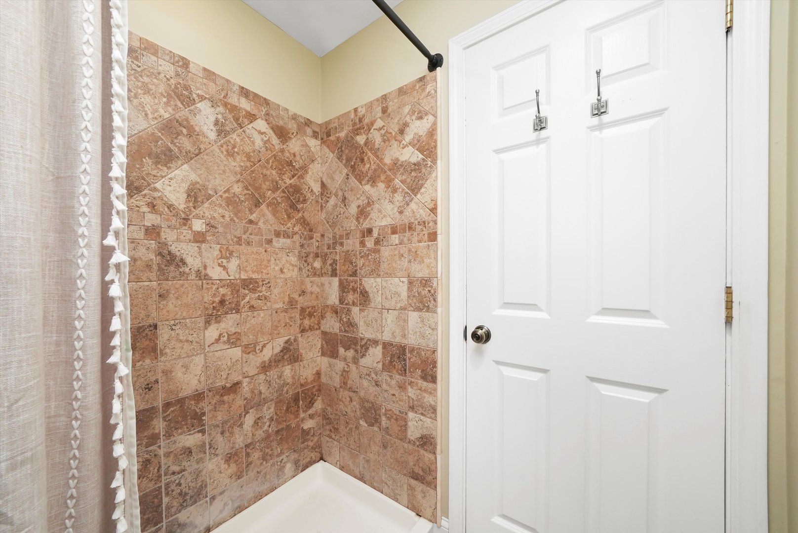 836 Bonita Avenue Elk Grove Village, IL 60007 - Photo 15 of 41 a bathroom with a shower