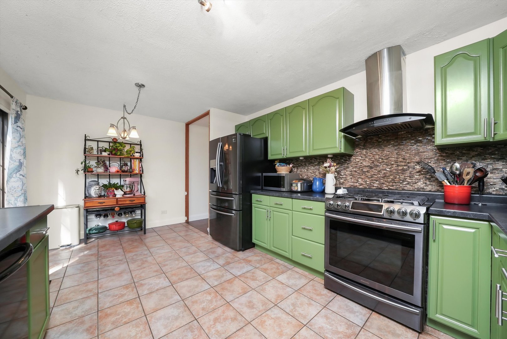 836 Bonita Avenue Elk Grove Village, IL 60007 - Photo 19 of 41 a kitchen with stainless steel appliances a stove and cabinets