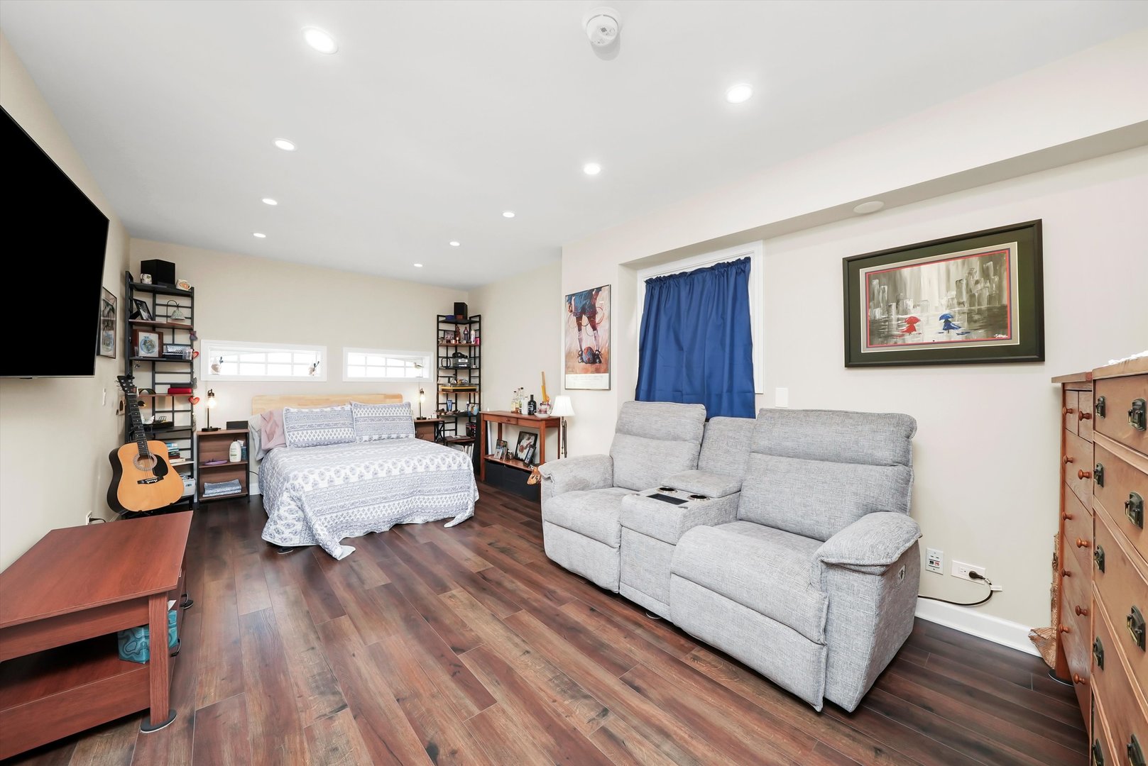 836 Bonita Avenue Elk Grove Village, IL 60007 - Photo 21 of 41 a living room with furniture and a flat screen tv