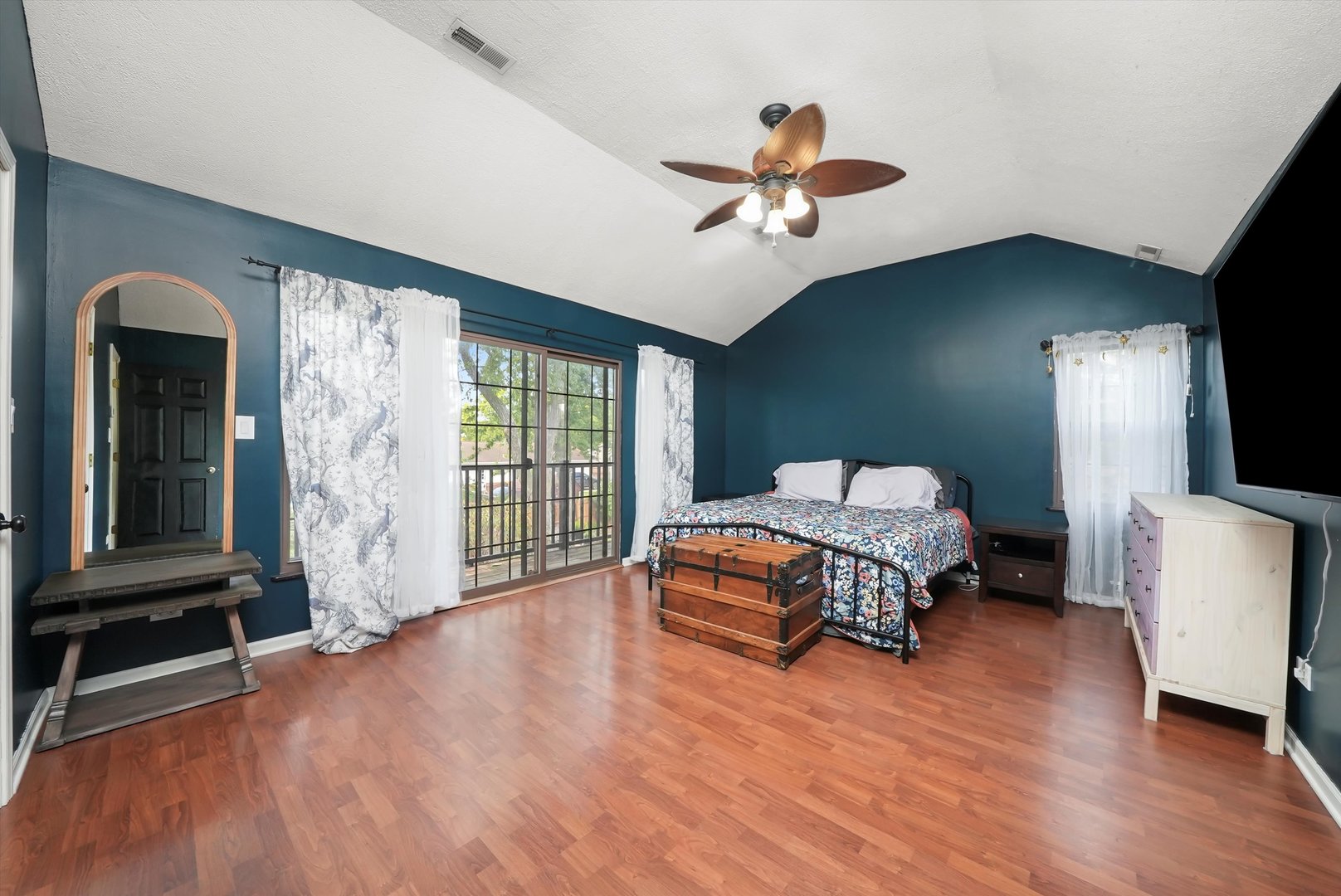 836 Bonita Avenue Elk Grove Village, IL 60007 - Photo 24 of 41 a bedroom with a large bed and a window
