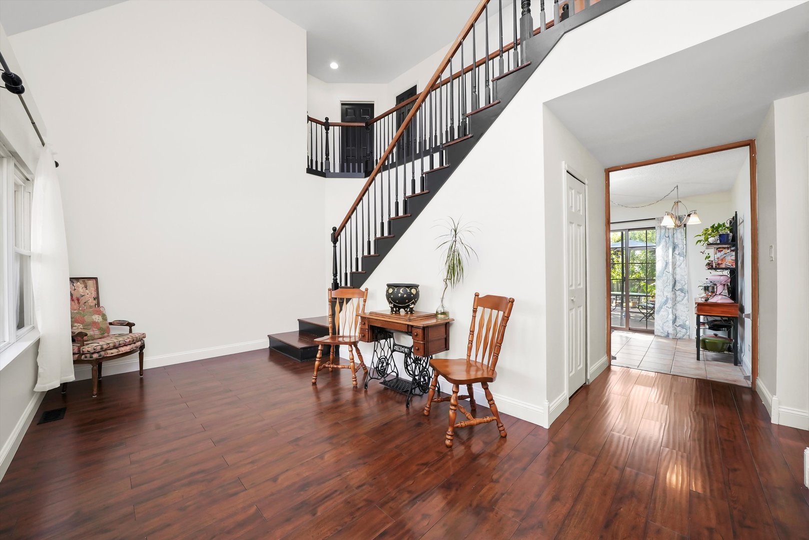 836 Bonita Avenue Elk Grove Village, IL 60007 - Photo 4 of 41 a living room with furniture and wooden floor