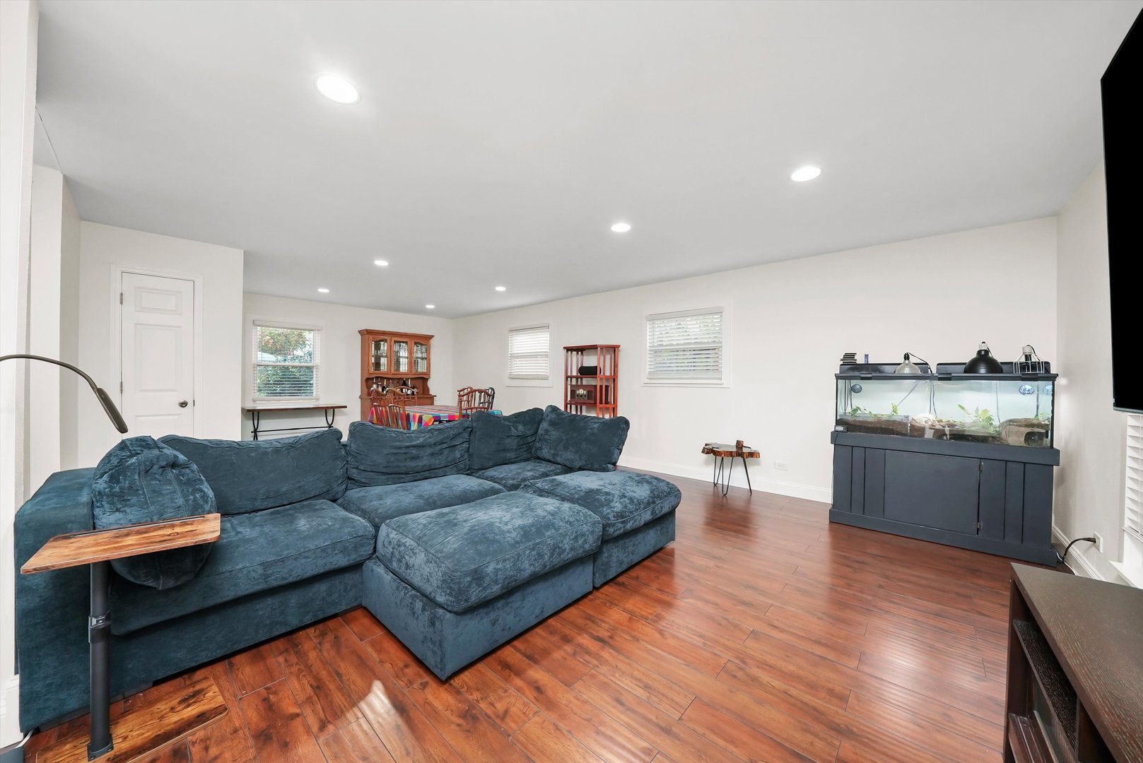 836 Bonita Avenue Elk Grove Village, IL 60007 - Photo 7 of 41 a living room with furniture and kitchen