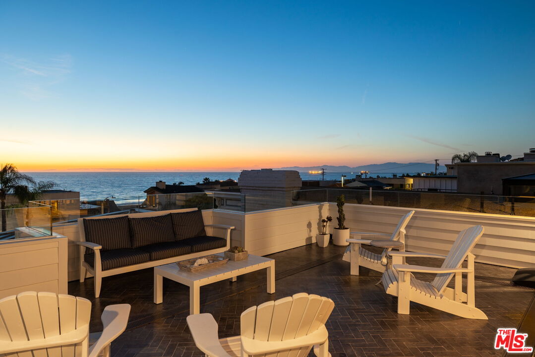 703 Bayview Drive Manhattan Beach, CA 90266 - Photo 34 of 36 a view of a patio with couches and sky view